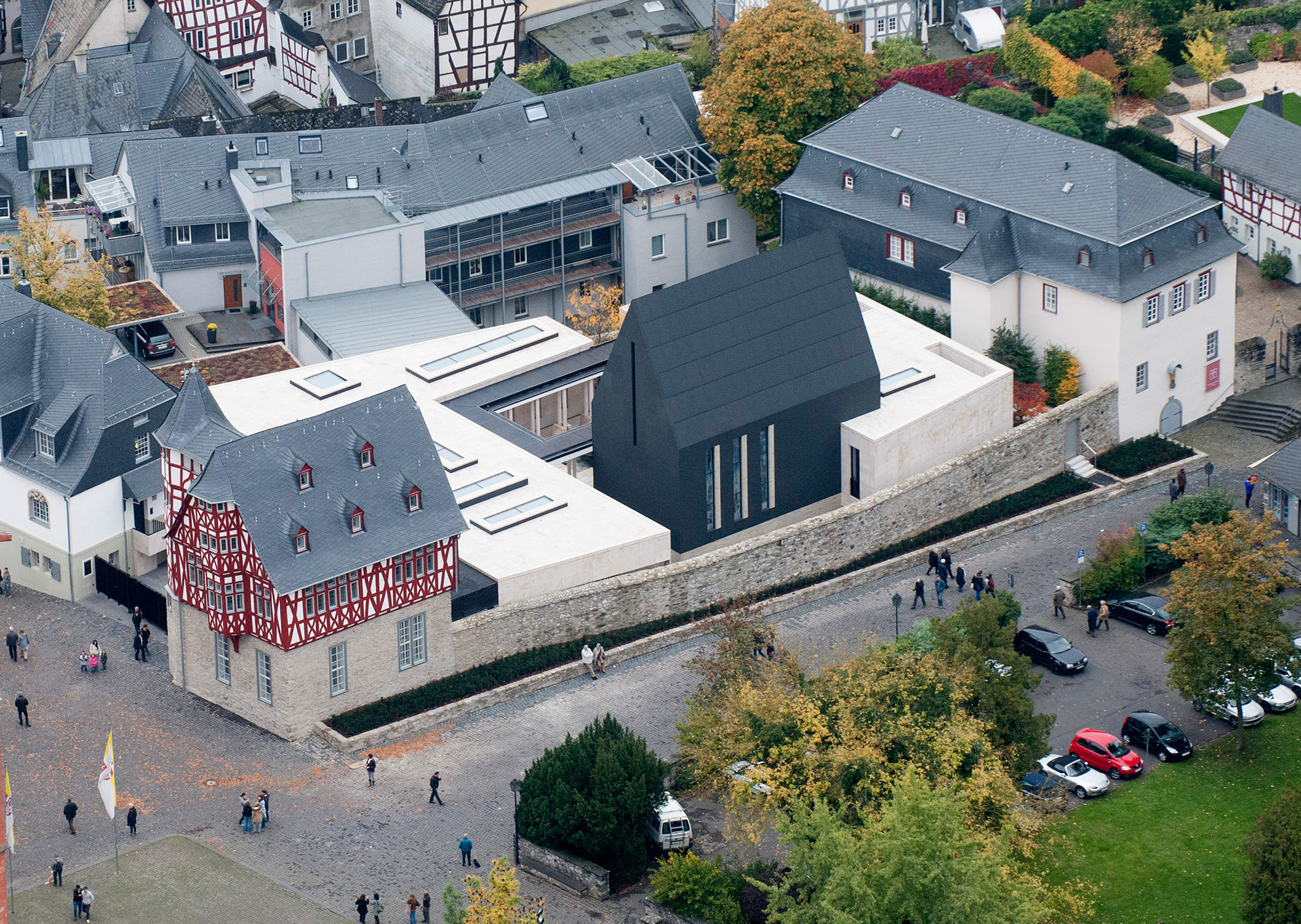 Dom und Diözesanzentrum Limburg - Oberhalb der Lahn und Altstadt liegt der Limburger Dom St. Georg sowie der neu erbaute Dienst- und Wohnsitz des Bischofs Tebartz-van Elst